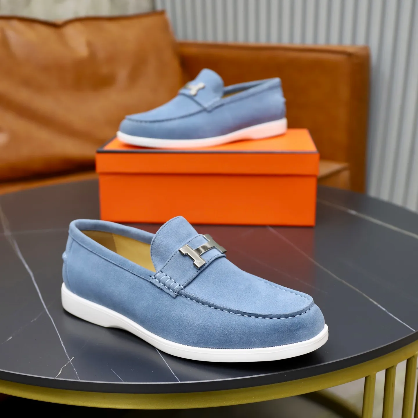 Ex-factory price: 540💰Hermès/Hermès slip-on men's shoes. This shoe is made of imported cow suede leather, with simple and smooth lines, and a 3CM rubber foam ultra-light sole combined with aerodynamic design! Youthful and fashionable, H button decoration, contrasting leather embellishment on the heel, calf lining to gently wrap your feet, with embossed logo cowhide feet, leather rock strips, casual and urban style, highlighting youthful vitality, sports and leisure version, super versatile Size number: 38-39-40-41-42-43-44 Standard leather shoe size (45 can be customized but does not support returns)